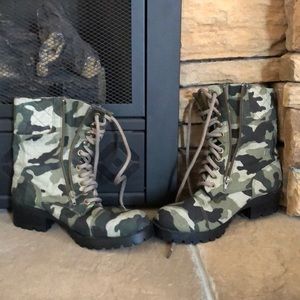 Army style camo zip and lace up combat boots NWOT